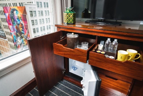 Staypineapple, An Iconic Hotel, The Loop image 17